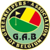 Logo officiel de la Greenkeepers' Association of Belgium (G.A.B.), représentant un drapeau de golf sur un green devant le drapeau belge (noir, jaune, rouge).